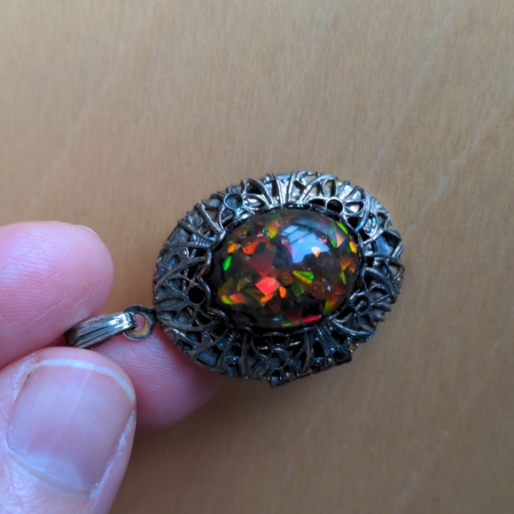 Vintage filigree locket pendant with opal-like center cabochon - Picture 5 of 14